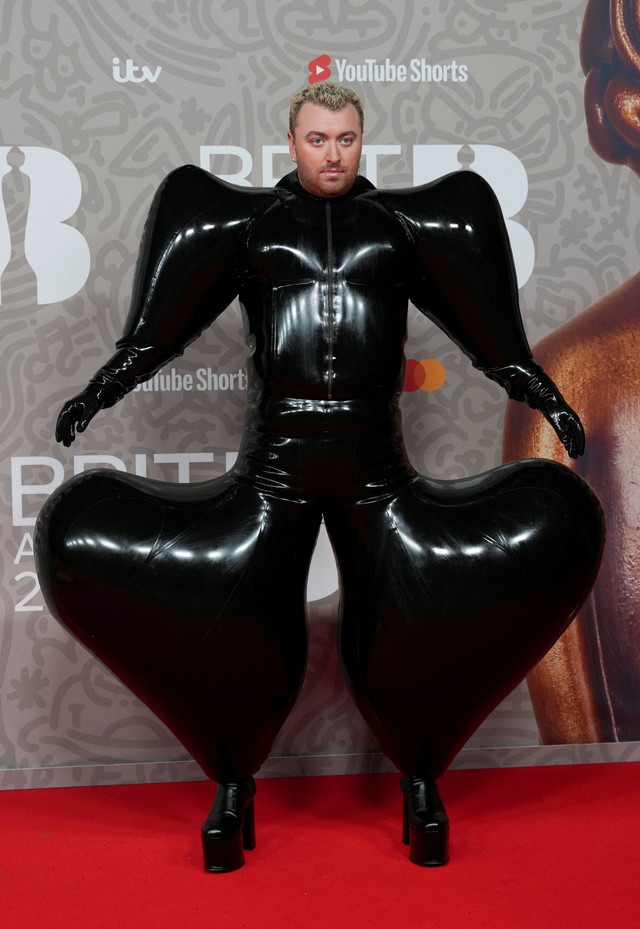 Sam Smith berpose saat menghadiri Brit Awards di O2 Arena di London, Inggris, Sabtu (11/2/2023). Foto: Maja Smiejkowska/Reuters