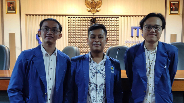 (kiri-kanan) Tim Reveluv ITS yang terdiri dari Ahmad Ibnu Malik Rahman, Nur Muhammad Ainul Yaqin, dan Muhammad Ferdian Iqbal yang merancang aplikasi Sarapan. Foto: ITS