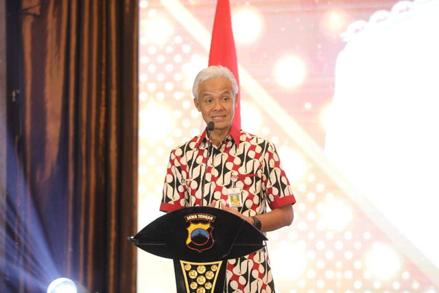 Gubernur Jateng Ganjar Pranowo menghadiri acara 'Sosialisasi Sinergitas Tugas Opersional Pelaksanaan Penetapan Pilkada Serentak Tahun 2024' di Ballroom Poncowati, Patrajasa Hotel, Kota Semarang, Jateng, Jumat (10/2).  Foto: Dok. Istimewa