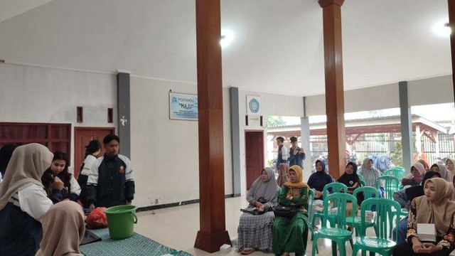 Pelaksanaan kegiatan "Pelatihan Pembuatan Pupuk Kompos dari Limbah Peternakan Ayam Broiler" di Balai Desa Sima