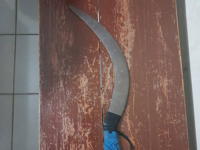 Senjata tajam yang dipakai pelaku untuk bacok korban. Foto: istimewa