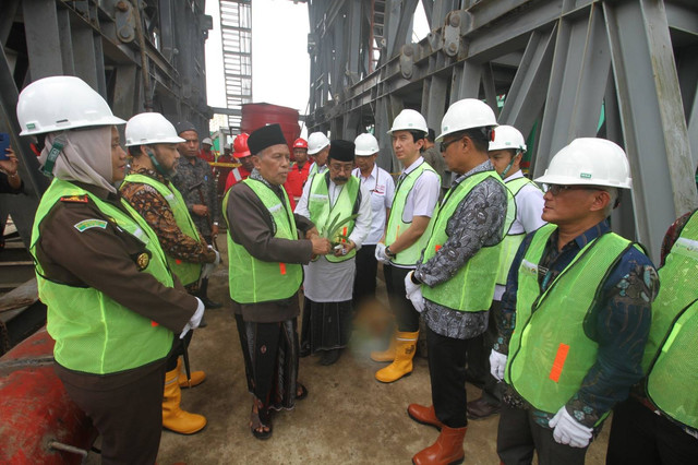 Prosesi adat peusijuek (tradisi tabur tepung tawar) tajak atau pengeboran sumur migas A-55A oleh PT Pema Global Energi (PGE) di Kecamatan Syamtalira Aron, Aceh Utara. Foto: Dok. BPMA