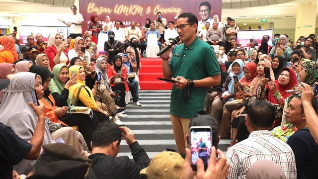 Sandiaga Uno mengunjungi stand UMKM di New Makassar Mall, Kecamatan Wajo, Kota Makassar, Sulawesi Selatan, Minggu (12/2/2023). Foto: Dok. Istimewa