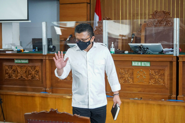 Terdakwa Ferdy Sambo tiba di ruang sidang dalam agenda sidang vonis kasus pembunuhan Brigadir Yosua di Pengadilan Negeri Jakarta Selatan, Senin (13/2). Foto: Iqbal Firdaus/kumparan