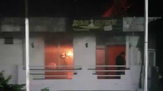 Kebakaran di rumah makan ayam geprek Tanjungpinang. Foto: Istimewa