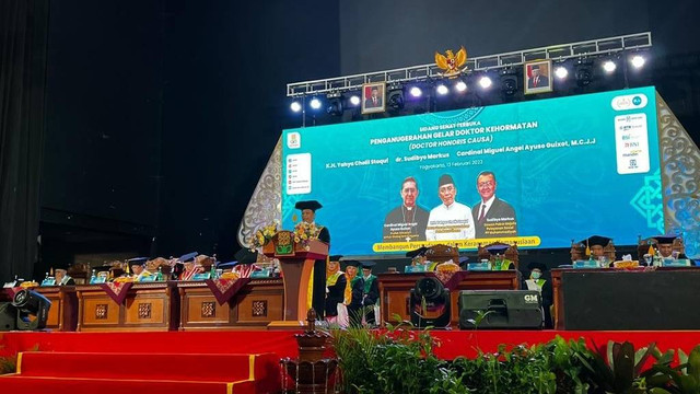 Pemberian gelar HC kardinal Miguel, Gus Yahya dan Sudibyo Markus. Foto: Dok. Istimewa