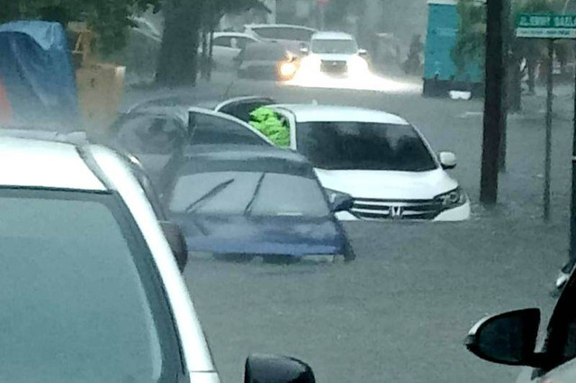 Tangkapan layar video suasana kendaraan terjebak banjir di Jalan Protokol Makassar, Sulawesi Selatan, Senin (13/2/2022). FOTO ANTARA/HO-media sosial
