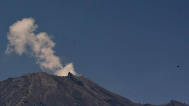 Asap mengepul dari kawah Gunung Agung, Bali, Foto: Fikri Yusuf/Antara