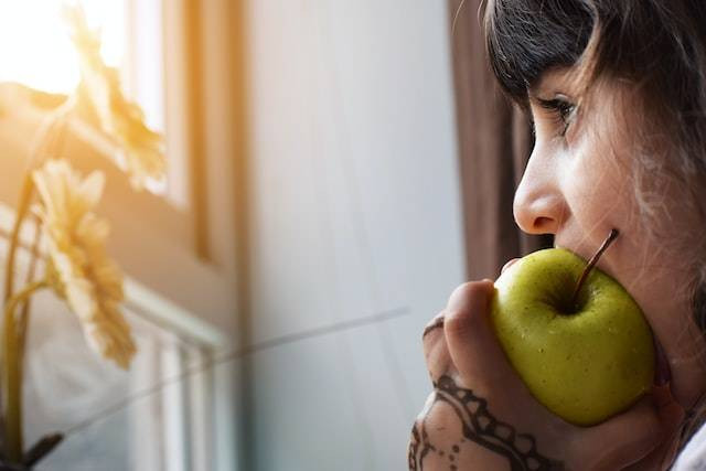 Ilustrasi fungsi enzim ptialin dalam air liur. Foto: Unsplash/Khamkhor