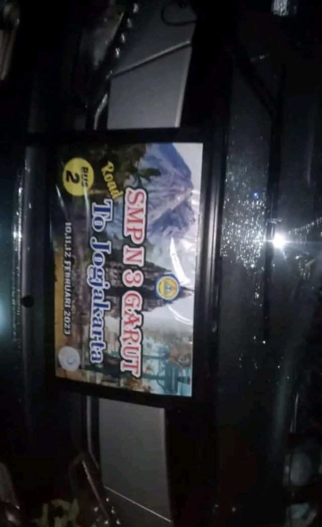 Bus berspanduk "SMP N 3 Garut Road to Jogjakarta". Tulisan itu miring lantaran bus dalam posisi terguling. Dok: Ist.
