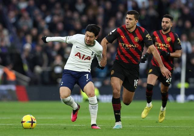 Son Heung-min (kiri), Rodri, dan Riyad Mahrez saat laga Tottenham Hotspur vs Manchester City dalam pekan ke-22 Liga Inggris 2022/23 di Tottenham Hotspur Stadium, London, 5 Februari 2023. Foto: REUTERS/David Klein