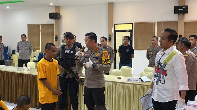 Kapolres Sintang, AKBP Tommy Ferdian mewawancarai tersangka pencabulan anak di bawah umur. (Foto: Yusrizal/Hi! Pontianak)