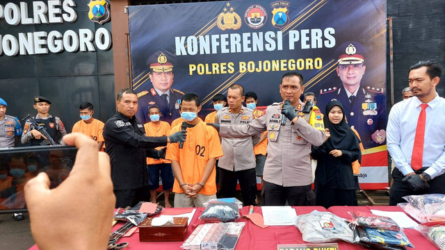 Tersangka WF (18), saat dihadirkan dalam konferensi pers di Mapolres Bojonegoro. Senin (13/02/2023). (Foto: Imam BeritaBojonegoro)