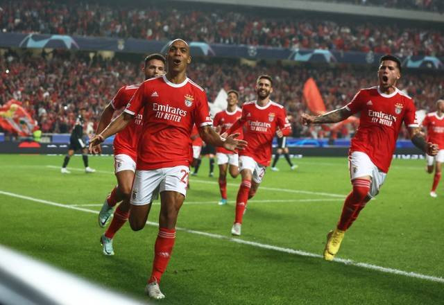 Selebrasi pemain Benfica usai mencetak gol ke gawangJuventus pada pertandingan Grup H Liga Champions di Estadio da Luz, Lisbon, Portugal. Foto: Pedro Nunes/REUTERS