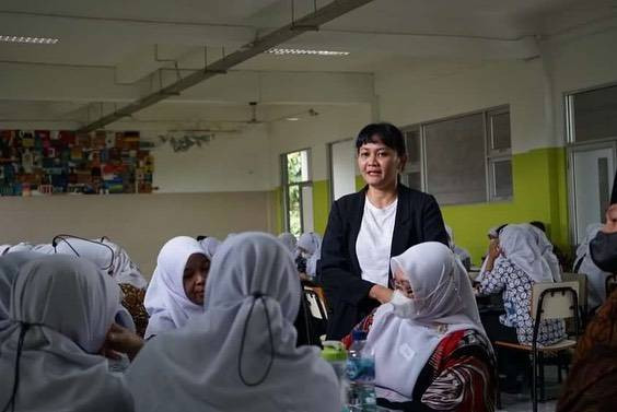 Marsaria Primadonna mengisi sesi pelatihan guru tentang meningkatkan keaktifan murid.