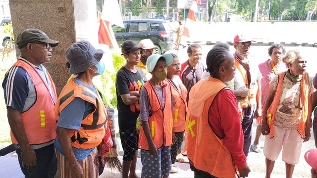 Tiga bulan belum terima gaji, petugas kebersihan di Kota Sorong tampak mendatangi Kantor Walikota Sorong, Senin (13/2)