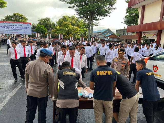 Anggota Polda Maluku Utara satu persatu mulai dites urine. Foto: Istimewa
