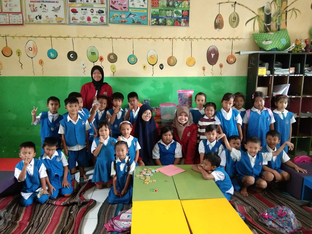 Foto Bersama Murid TK PKK Desa Sukolelo, Dokumentasi Kelompok 15 Tim KKN-P Umsida