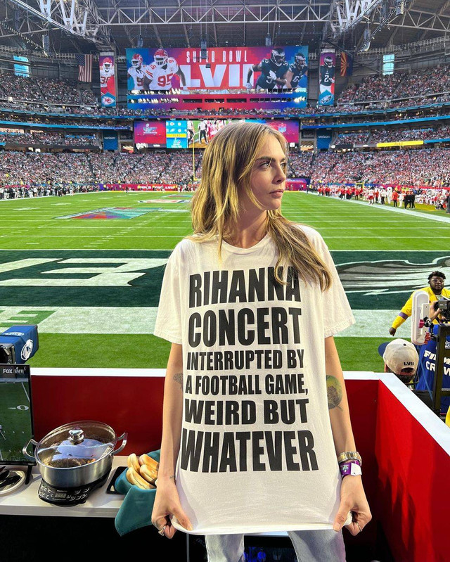 Cara Delevingne hadiri pertunjukan paruh waktu Super Bowl. Foto: https://www.instagram.com/caradelevingne/