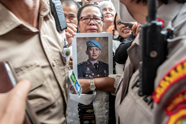 Ibu Brigadir Yosua, Rosti Simanjuntak berjalan membawa foto anaknya usai mengikuti jalannya sidang dengan terdakwa kasus pembunuhan Brigadir Joshua, Ferdy Sambo di PN Jakarta Selatan, Jakarta, Senin (13/2/2023). Foto: Aprilio Akbar/ANTARA FOTO