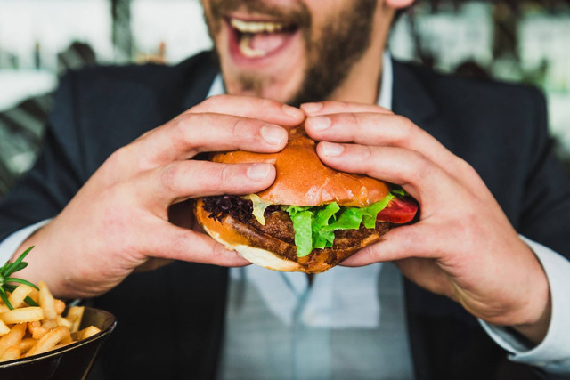 Ilustrasi Makan Sambil Berbicara dapat Menyebabkan Tersedak. Sumber: Unsplash.com/Sander Dalhuisen