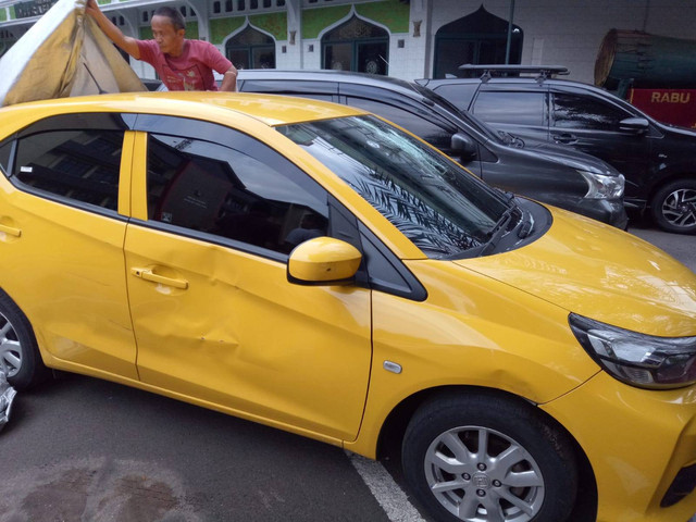 Penampakan Brio kuning yang dirusak pemudi Fortuner berinisial GR (24) di kawasan Senopati, Jakarta Selatan.  Foto: Ananta Erlangga/kumparan