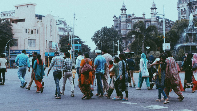 Ilustrasi Migrasi Penduduk karena Keadaan Ekonomi. Foto: Unsplash.com/Sumit