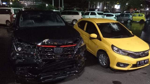 Penampakan Brio kuning dan mobil Fortuner berinisial GR (24) di kawasan Senopati, Jakarta Selatan, Senin (13/2/2023).
 Foto: Ananta Erlangga/kumparan