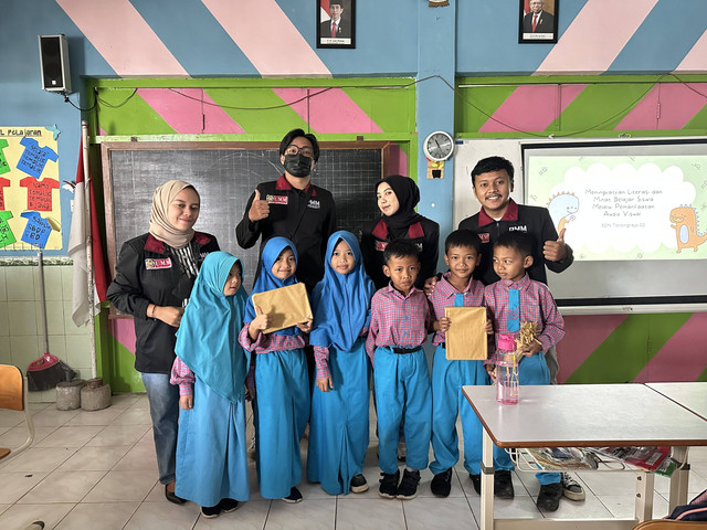 Foto kegiatan penayangan video edukasi di SDN Torongrejo 02 kelas 1. Sumber gambar dokumen pribadi