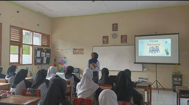 Penyampaian Materi Senam Irama Kelas 7