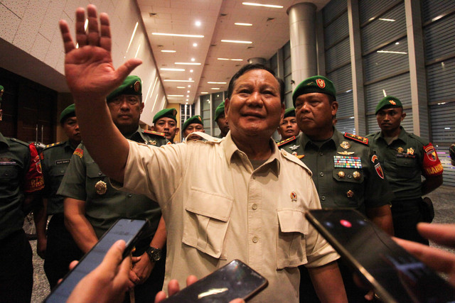 Menteri Pertahanan Prabowo Subianto menyampaikan keterangan pers saat meninjau bantuan sepeda motor untuk Babinsa di Grand City Mall, Surabaya, Jawa Timur, Senin (13/2/2023). Foto: Didik Suhartono/Antara Foto