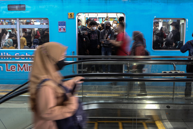 Sejumlah penumpang menunggu keberangkatan KRL di Stasiun Manggarai, Jakarta, Senin (13/2/2023). Foto: Fauzan/Antara Foto
