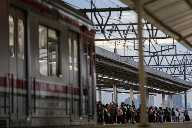 Sejumlah calon penumpang menunggu kedatangan KRL di Stasiun Manggarai, Jakarta, Senin (13/2/2023). Foto: Fauzan/Antara Foto