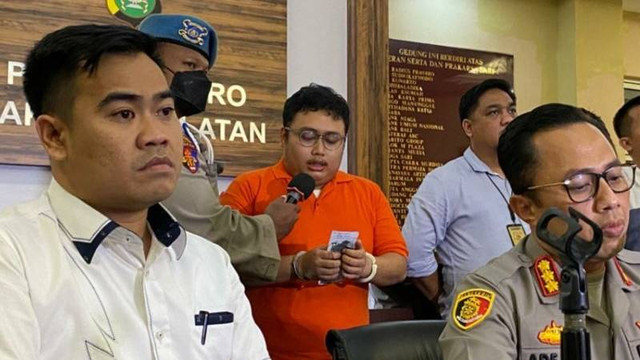 Polres Metro Jakarta Selatan menetapkan pengendara mobil berinisial Giorgio Ramadhan (24) terduga sebagai perusak mobil lain di kawasan Senopati menjadi tersangka di Jakarta, Senin (13/2/2023). Foto: Luthfia Miranda Putri/Antara