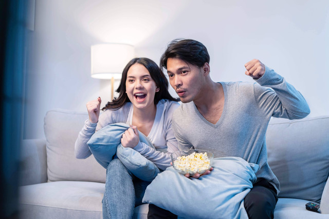 Ilustrasi menonton film bersama pasangan. Foto: Hananeko_Studio/Shutterstock