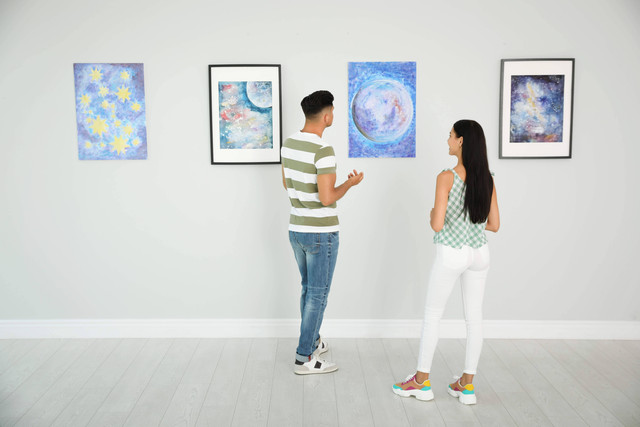 Ilustrasi melihat pameran seni, Foto: New Africa/Shutterstock