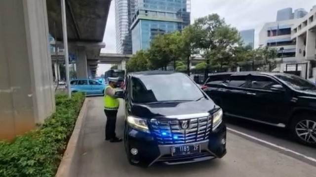 Velfire bernopol B 1185 ZF ditegur karena memakai strobo. Foto: TMC Polda Metro