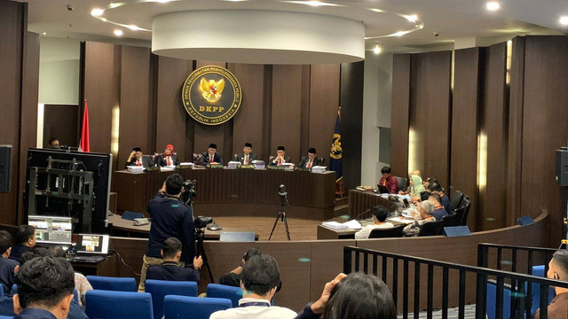 Suasana sidang lanjutan kasus dugaan kecurangan Verifikasi Parpol peserta Pemilu 2024 di ruang Sidang DKPP, Jakarta, Selasa (14/2/2023). Foto: Luthfi Humam/kumparan