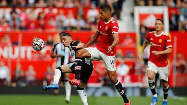 Pemain Newcastle United Miguel Almiron beraksi dengan Raphael Varane dari Manchester United pada Premier League di Old Trafford, Manchester, Inggris, 11 September 2021. Foto: REUTERS/Phil Noble