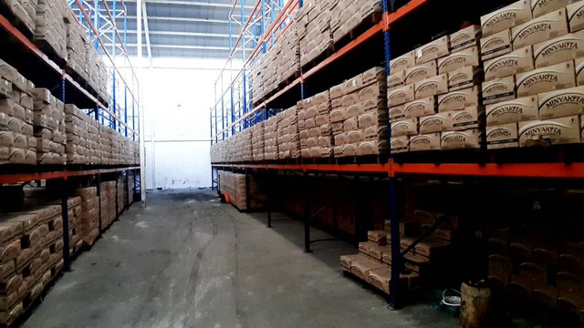 Stok minyak di gudang distributor Minyak Kita di Kota Medan Foto: KPPU Medan