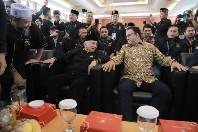 Anies Baswedan berbincang dengan Ketua Majelis Syura Partai Ummat Amien Rais saat menghadiri Rakernas ke-1 Partai Ummat di Pondok Gede, Jakarta, Selasa (14/2/2023). Foto: Jamal Ramadhan/kumparan
