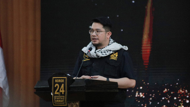 Ketua Umum Partai Ummat Ridho Rahmadi memberikan sambutan pada Rakernas ke-1 Partai Ummat di Pondok Gede, Jakarta, Selasa (14/2/2023). Foto: Jamal Ramadhan/kumparan