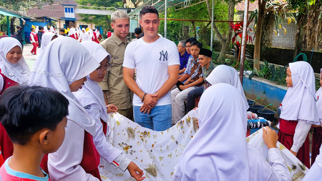 Tamu dari Inggris Melihat Hasil Karya Batik Ecoprint Karya Siswa kelas 4, Foto: Leon