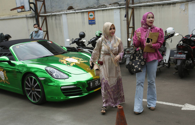 Artis Vena Melinda bersama Roro Fitria saat mendatangi Komisi Nasional Perempuan di Komnas HAM, Latuharhary, Jakarta, Selasa, (14/2/2023).  Foto: Agus Apriyanto