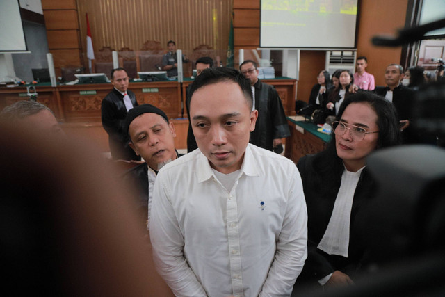 Terdakwa Ricky Rizal usai menjalani sidang vonis di Pengadilan Negeri Jakarta Selatan, Selasa (14/2/2023).  Foto: Jamal Ramadhan/kumparan