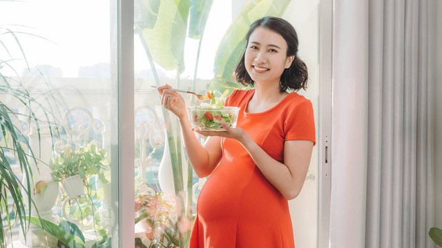 Ilustrasi ibu hamil makan daun singkong. Foto: Shutterstock.com