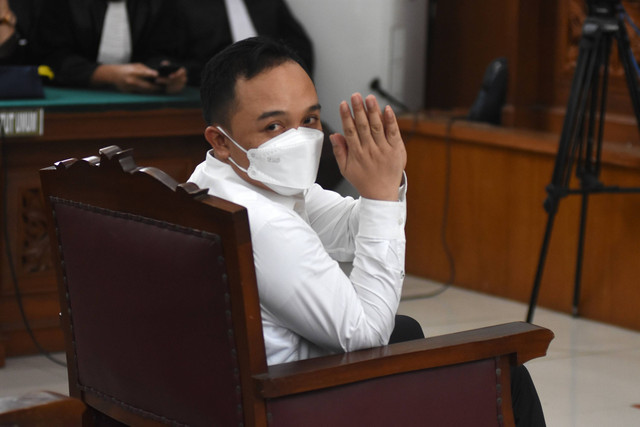 Terdakwa Ricky Rizal menyapa wartawan sebelum dimulainya sidang kasus pembunuhan berencana terhadap Brigadir Nopriansyah Yosua Hutabarat di Pengadilan Negeri Jakarta Selatan, Jakarta, Selasa (14/2/2023).  Foto: Indrianto Eko Suwarso/ANTARA FOTO