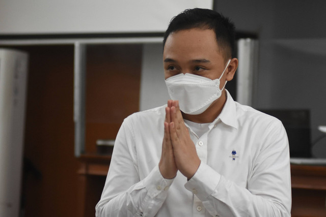Terdakwa Ricky Rizal menyapa wartawan sebelum dimulainya sidang kasus pembunuhan berencana terhadap Brigadir Nopriansyah Yosua Hutabarat di Pengadilan Negeri Jakarta Selatan, Jakarta, Selasa (14/2/2023). Foto: Indrianto Eko Suwarso/ANTARA FOTO