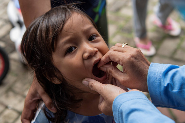Kader Posyandu memberikan vitamin A kepada seorang anak saat pelayanan jemput bola di salah satu rumah warga, Rangkapan Jaya, Pancoran Mas, Depok, Jawa Barat, Selasa (14/2/2023). Foto: Sigid Kurniawan/ANTARA FOTO