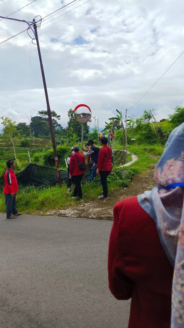 Proses Pemasangan Cermin Cembung